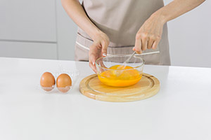 batiendo huevos dentro de un bol